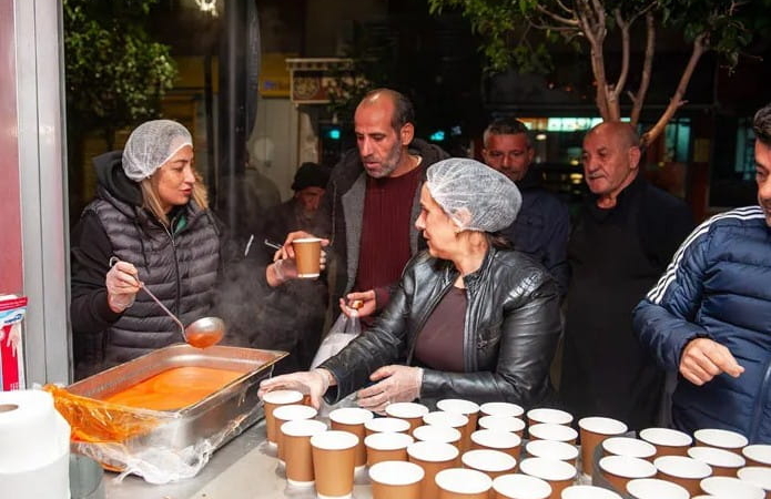 Bostanlı ve Çarşı’da Ücretsiz Çorba İkramı Devam Ediyor