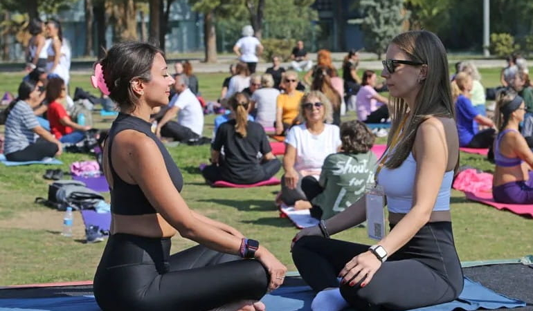 Karşıyaka’da Sevgililer Günü’ne Özel Yoga Buluşması