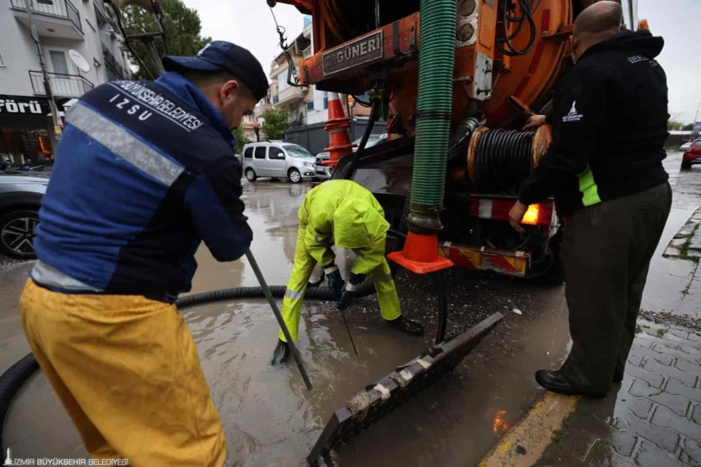 Sağanak Yağış Sonrası İzmir’de Kriz Yönetimi Başladı
