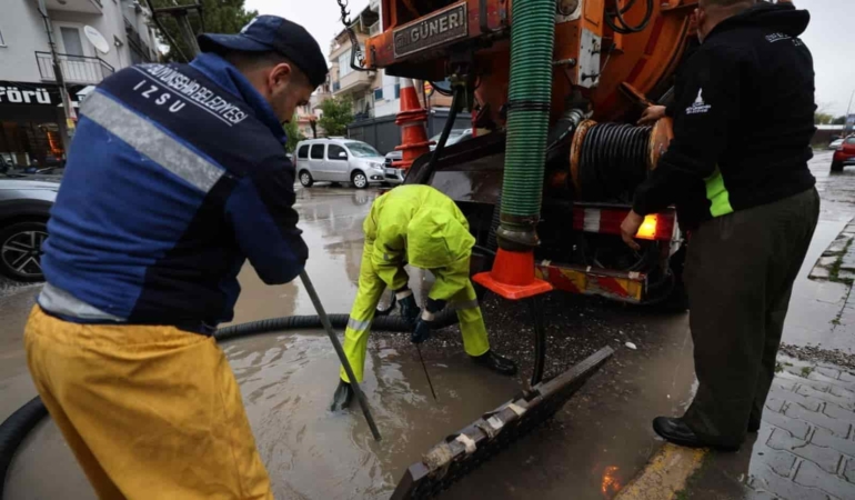 Sağanak Yağış Sonrası İzmir’de Kriz Yönetimi Başladı