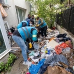 Bostanlı’da Çöp Eve Müdahale 3 Ton Atık Temizlendi