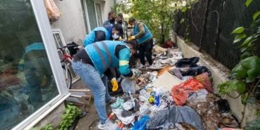 Bostanlı’da Çöp Eve Müdahale 3 Ton Atık Temizlendi