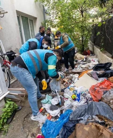 Bostanlı’da Çöp Eve Müdahale 3 Ton Atık Temizlendi