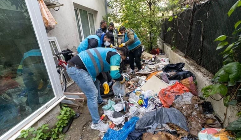 Bostanlı’da Çöp Eve Müdahale 3 Ton Atık Temizlendi