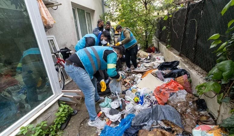 Bostanlı’da Çöp Eve Müdahale 3 Ton Atık Temizlendi