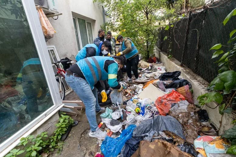 Bostanlı’da Çöp Eve Müdahale 3 Ton Atık Temizlendi