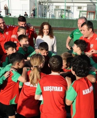 Karşıyaka’da 23 Nisan Coşkusu Sahalara Taşıyor