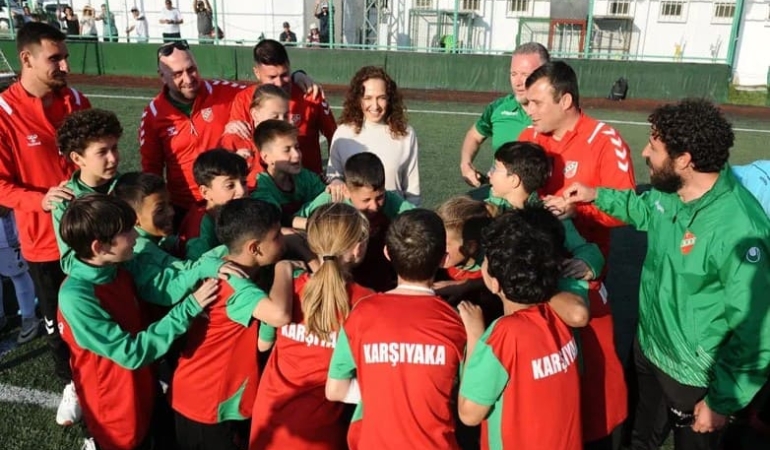 Karşıyaka’da 23 Nisan Coşkusu Sahalara Taşıyor