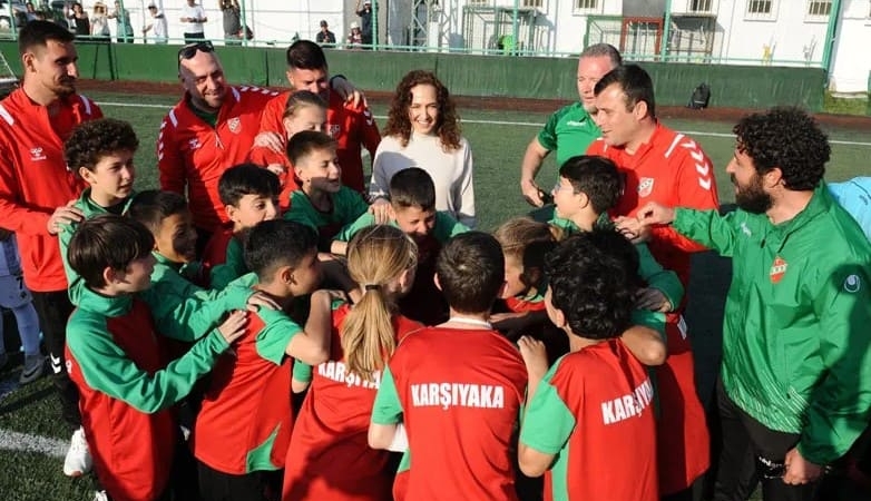 Karşıyaka’da 23 Nisan Coşkusu Sahalara Taşıyor