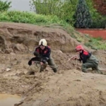 Torbalı’da Çamura Saplanan İki Çocuk Kurtarıldı