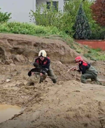 Torbalı’da Çamura Saplanan İki Çocuk Kurtarıldı