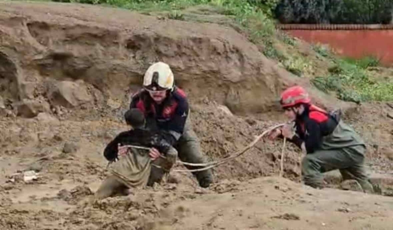 Torbalı’da Çamura Saplanan İki Çocuk Kurtarıldı