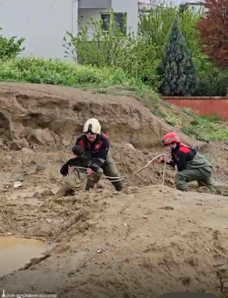 Torbalı’da Çamura Saplanan İki Çocuk Kurtarıldı