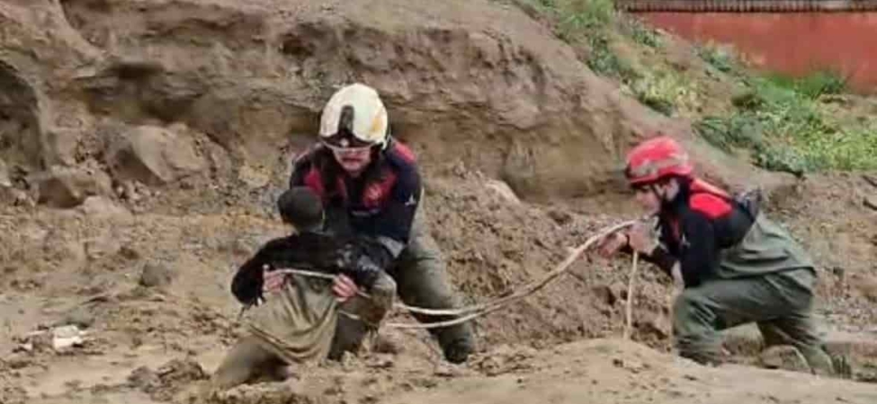 Torbalı’da Çamura Saplanan İki Çocuk Kurtarıldı