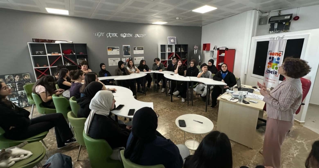 İzmir’de Dijital Şiddetle Mücadele Eğitimi