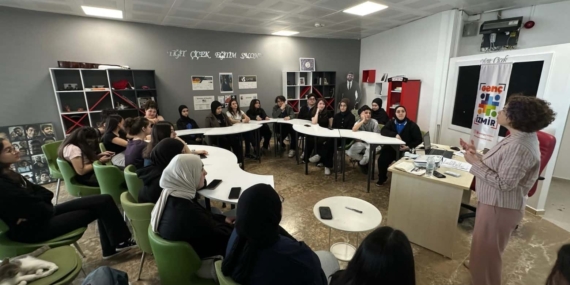 İzmir’de Dijital Şiddetle Mücadele Eğitimi