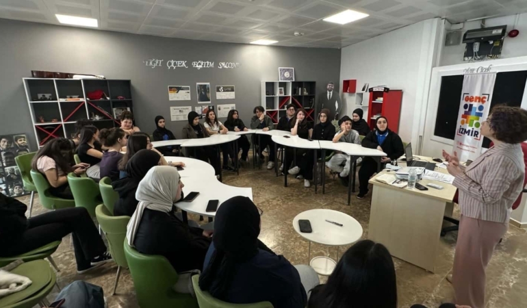 İzmir’de Dijital Şiddetle Mücadele Eğitimi