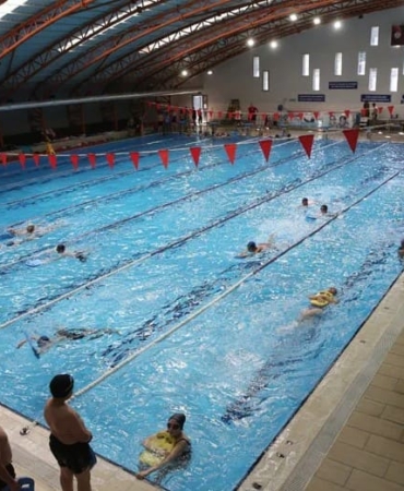 Karşıyaka Yüzme Havuzu Yazın Da Sporun Adresi Oldu
