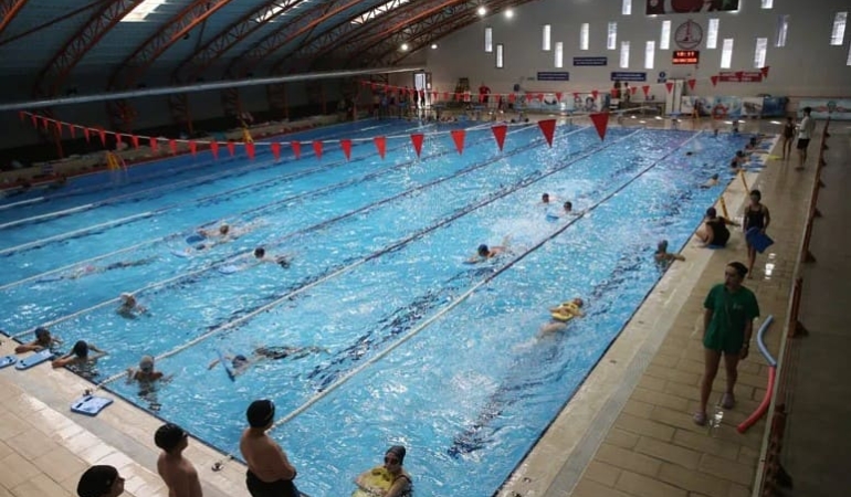 Karşıyaka Yüzme Havuzu Yazın Da Sporun Adresi Oldu