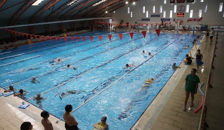 Karşıyaka Yüzme Havuzu Yazın Da Sporun Adresi Oldu