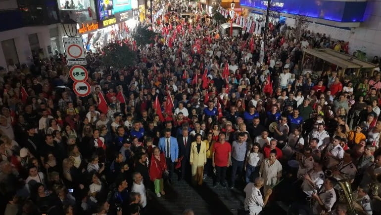 Karşıyaka’da 30 Ağustos Coşkusu Sokaklara Taştı