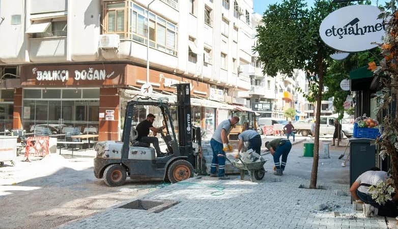 Bostanlı’da Cemal Bülbül Sokak Baştan Aşağı Yenileniyor