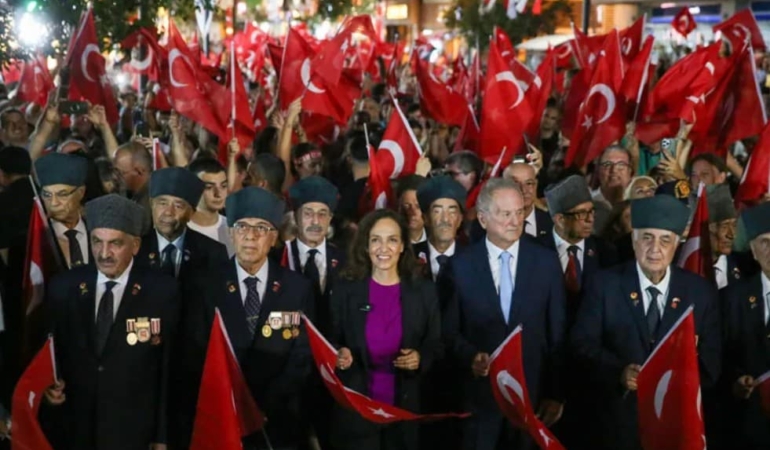Karşıyaka’da 9 Eylül Coşkusu Fener Alayına Taştı